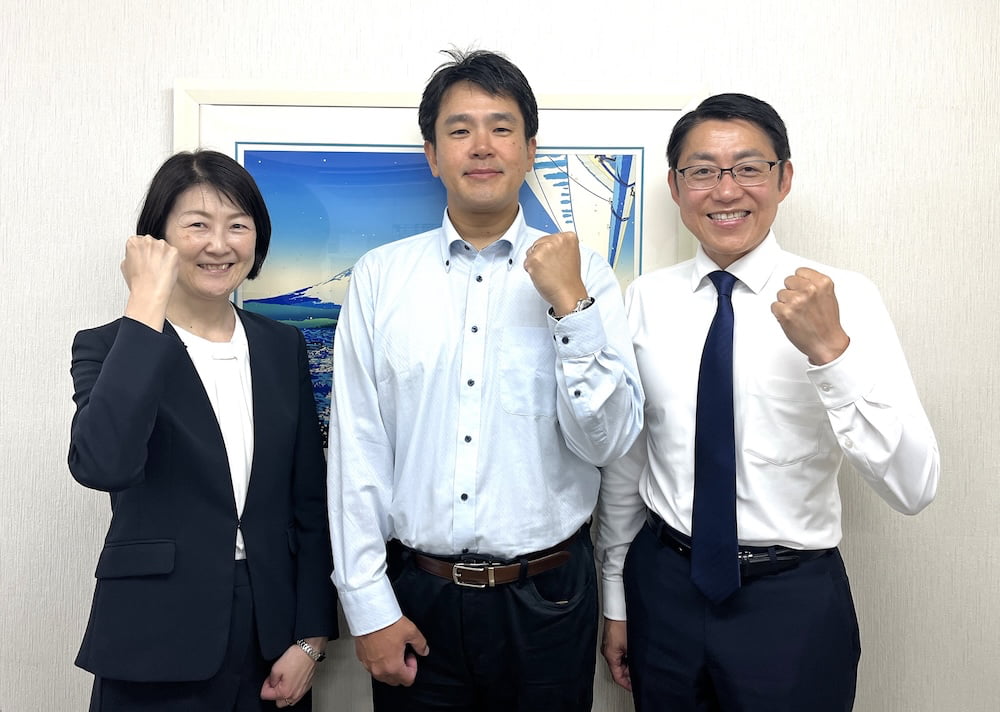 横浜不動産売却|売却完了後に村山様と記念撮影!